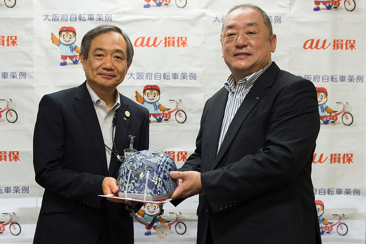 au損保が大阪府へ自転車用ヘルメットを寄贈