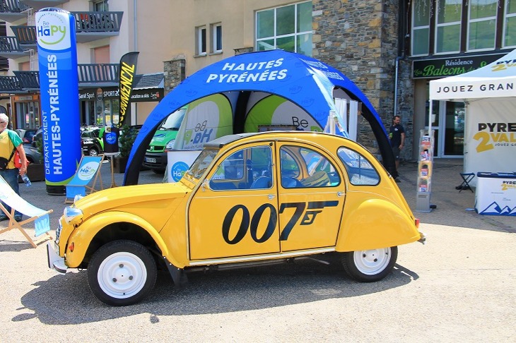 フィニッシュは1997年の映画「007・トゥモローネバーダイ」のロケ地としても使われた滑走路。007ロゴの2CVがいました