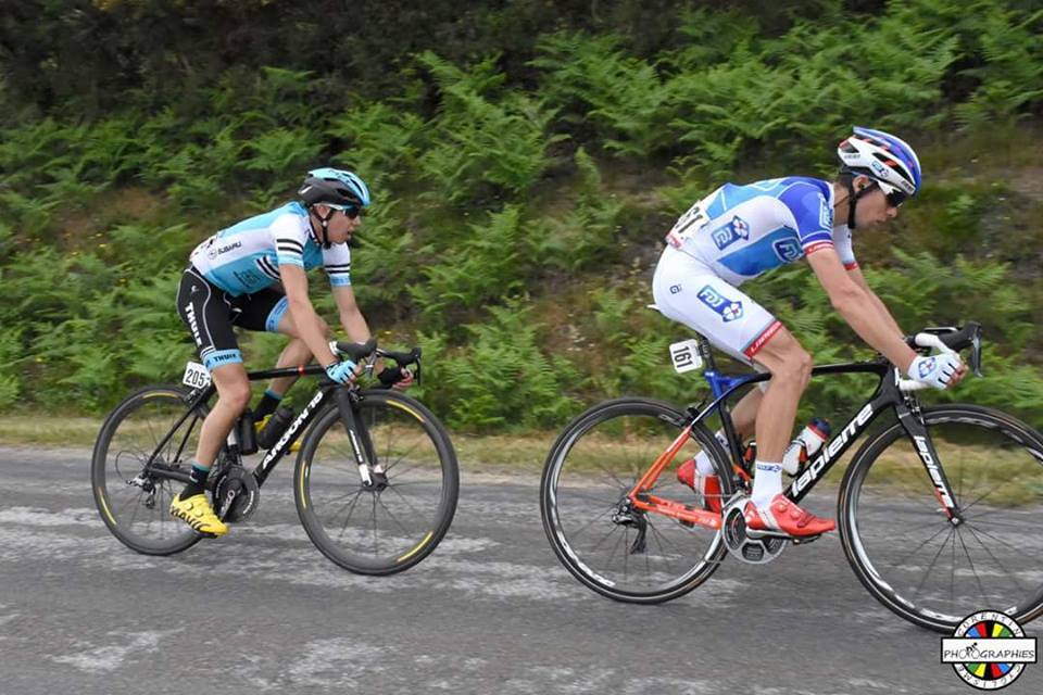 ブークル・ド・ラ・マイエンヌ（UCI2.1）でエフデジのエースナンバーを付けるアルノー・クールテイユ（フランス）と走るフロリアン・ウドリ