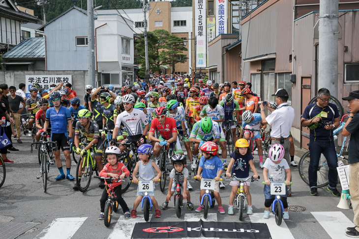 ストライダーのキッズたちも学法石川高校前に並ぶ