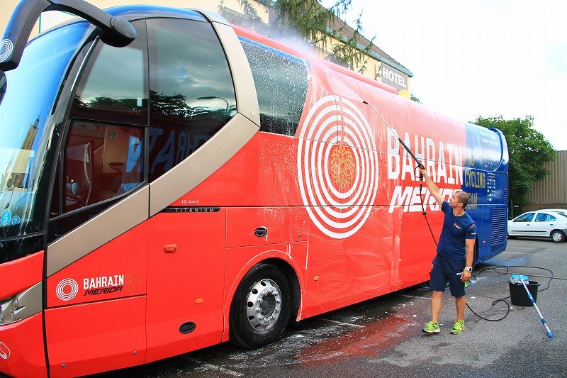 洗車されるバーレーンメリダのチームバス。大きいので大変です