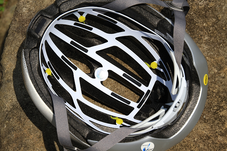 ヘルメットの構造に沿ってデザインされているのが分かる「インテグレーテッドMIPS」