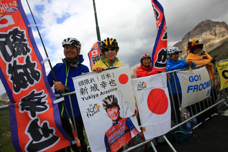 現地で応援する日本のファン　こちらはフェローサイクルツール観戦ツアーの参加者だ