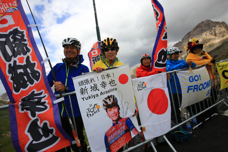 現地で応援する日本のファン こちらはフェローサイクルツール観戦ツアーの参加者だ