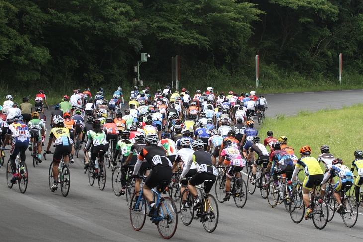 ホームストレート後の登りはライダー達を苦しめた