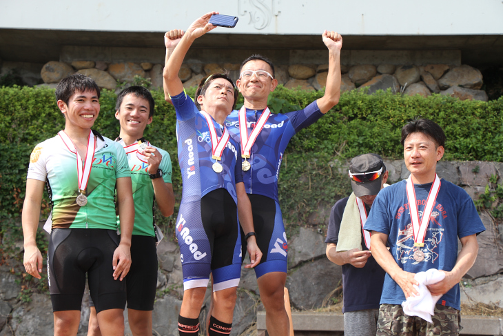 男子二人の部ではワイズロード名古屋支部が優勝。壇上でセルフィーを決める