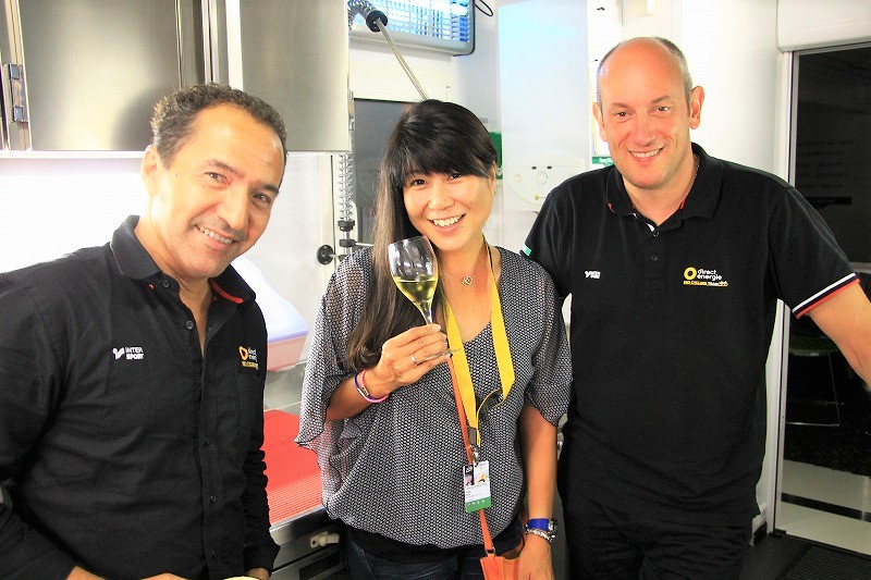 オステオパシー(整体)マッサージャーのティエリ・プゲーさん(左)、飯島美和さん(中央)、クリストフさん(右)