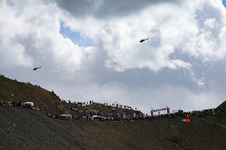 超級山岳ガリビエ峠の上空にVIPヘリが舞う