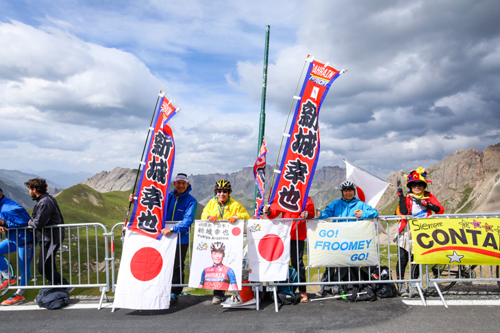 超級山岳ガリビエ峠の頂上付近で新城幸也（バーレーン・メリダ）を待つ