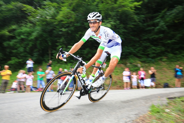 第9ステージで超級山岳モンデュシャを下るブリース・フェイユ（フランス、フォルトゥネオ・オスカロ）