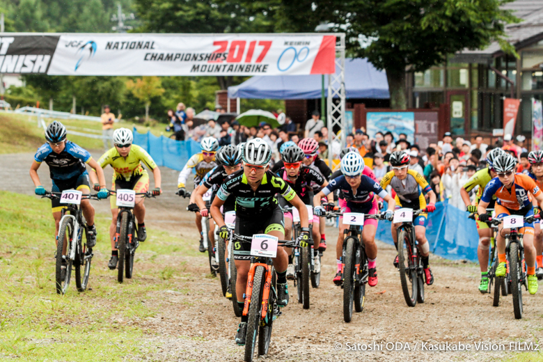 女子エリートがスタート。ダッシュで今井美穂(TEAM SCOTT)が先行する