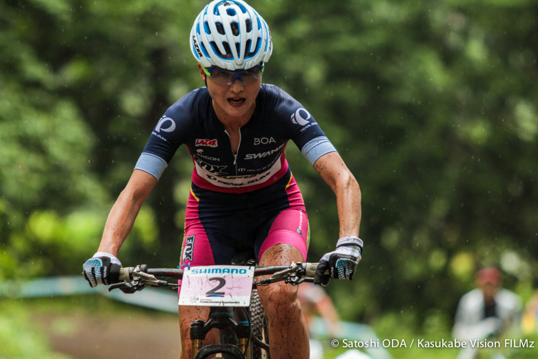 遅れをすぐに取り戻し、先頭に立った小林可奈子(MTBクラブ安曇野)