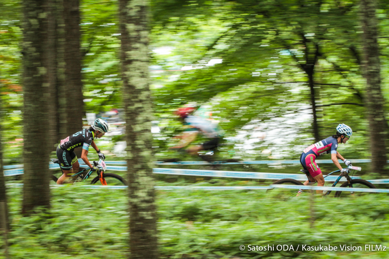 小林可奈子(MTBクラブ安曇野)が今井美穂(TEAM SCOTT)に合流。先頭パックを形成した