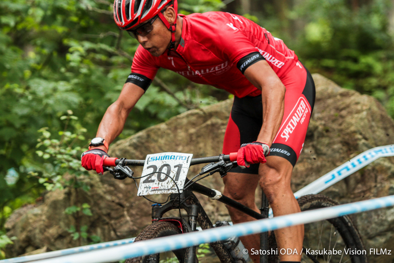 品川を追いかけるディフェンディングチャンピオンの竹谷賢二(SPECIALIZED RACING JAPAN)