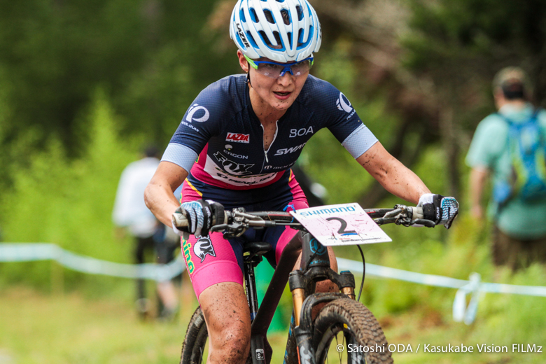 フィニッシュに向けて走る小林可奈子(MTBクラブ安曇野)
