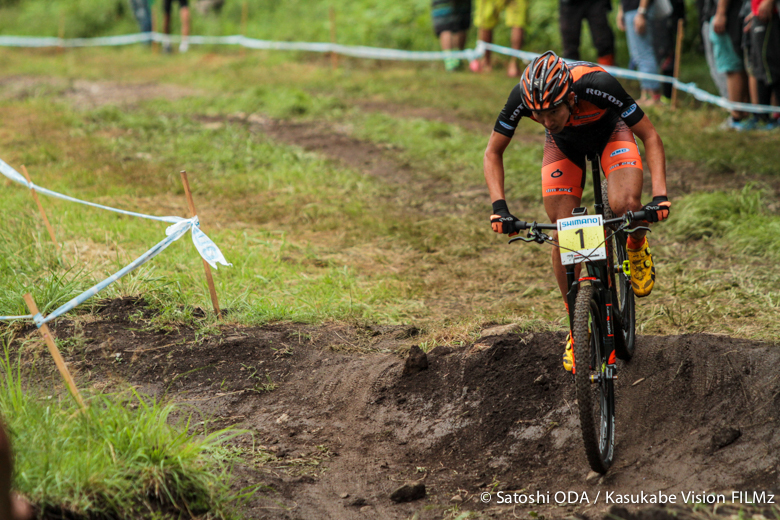 2周目の先頭を走る山本幸平（BH-SR SUNTOUR-KMC）。後続はまだ来ない