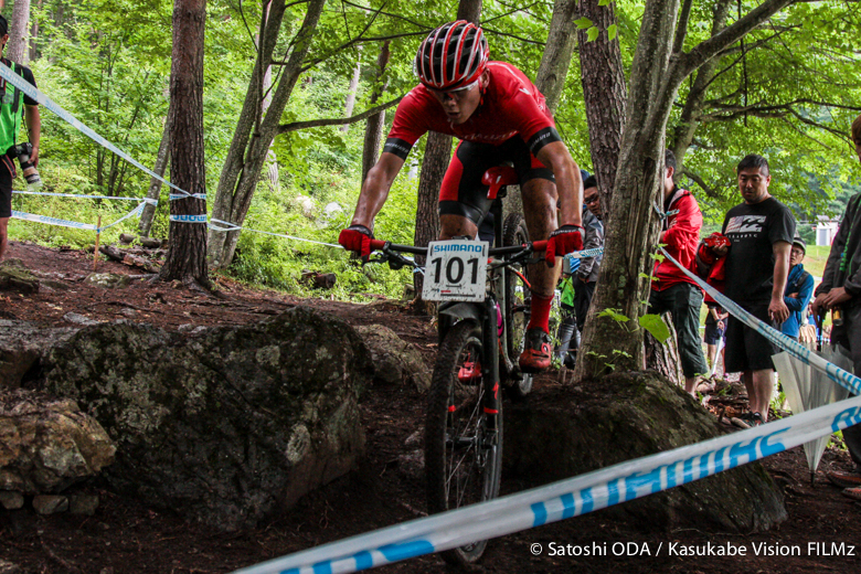 乗車でロックセクションを超えていく平林安里（SPECIALIZED RACING JAPAN）