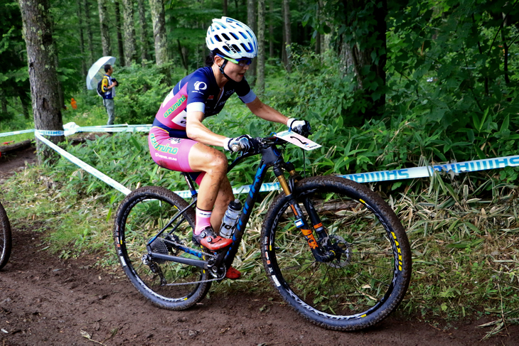 落車の遅れを挽回し、2周目から独走した小林可奈子(MTBクラブ安曇野