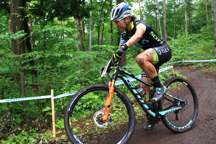 序盤先頭に立った今井美穂(TEAM SCOTT)は小林の後塵を拝した
