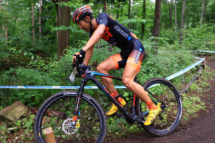 一度も先頭を許さず独走する山本幸平(BH-SR SUNTOUR-KMC)