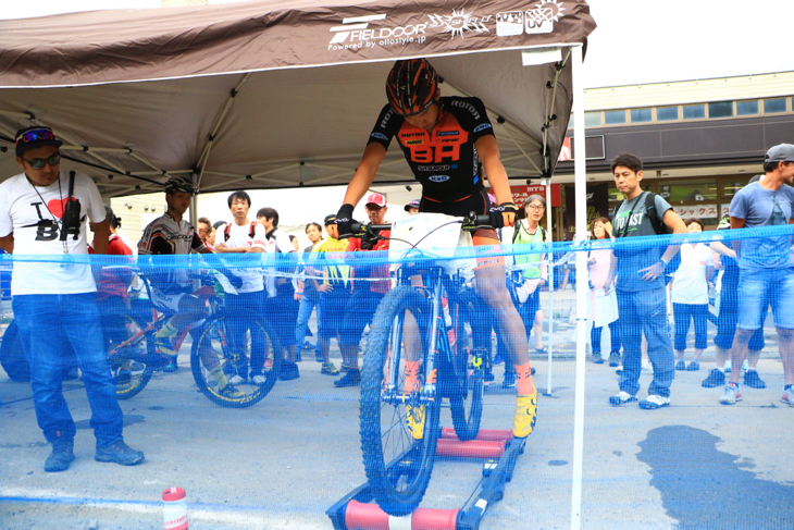 スタート直前までローラーを回す山本幸平（BH-SR SUNTOUR-KMC）