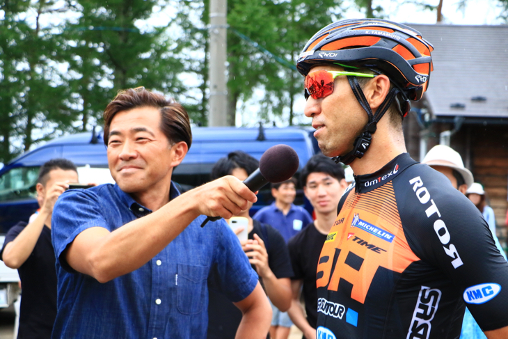 ときおり腑に落ちない表情を見せながらインタビューに答える山本幸平（BH-SR SUNTOUR-KMC）