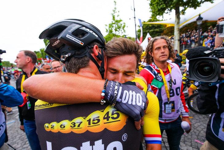チームメイトと抱き合って涙するディラン・フルーネウェーヘン（オランダ、ロットNLユンボ）