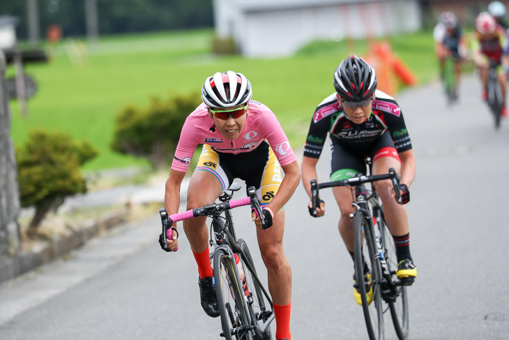 F 2周目、唐見実世子(弱虫ペダルサイクリングチーム)が吉川美穂(Live GARDEN BICI STELLE)を引き離して独走態勢へ