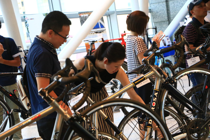 穴が開くほどデローザバイクを見つめる一般来場者