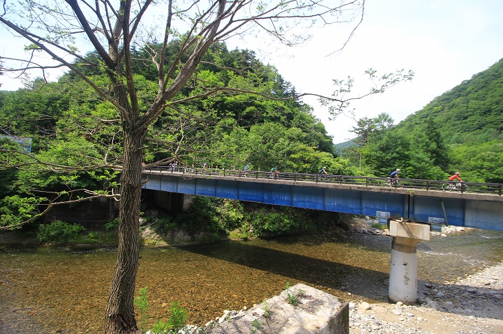 渓流をいくつも超えていく