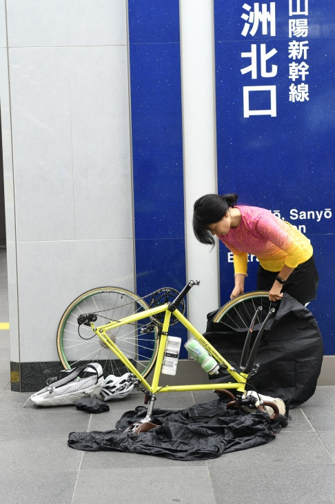 早朝の東京駅は人もまばらで、輪行作業もゆっくりとできる