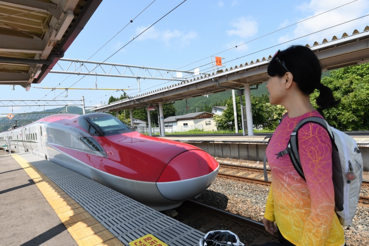 盛岡駅で東北新幹線と切り離された秋田新幹線こまち