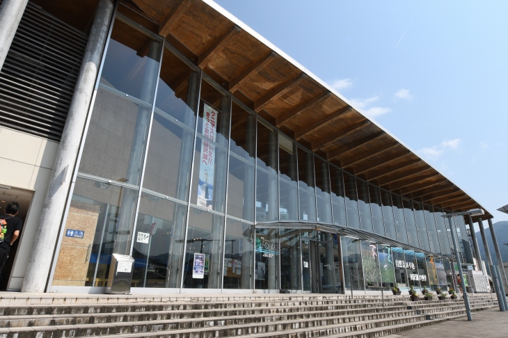 ガラス張りの現代的な田沢湖駅に到着