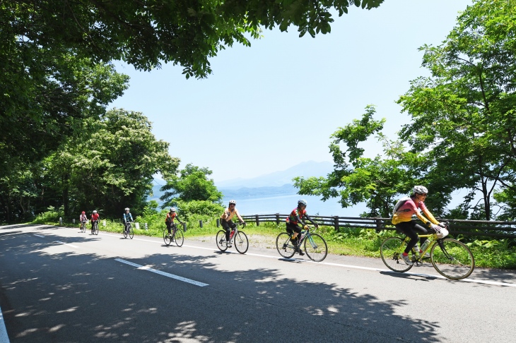 フラットな田沢湖沿いの道をいく