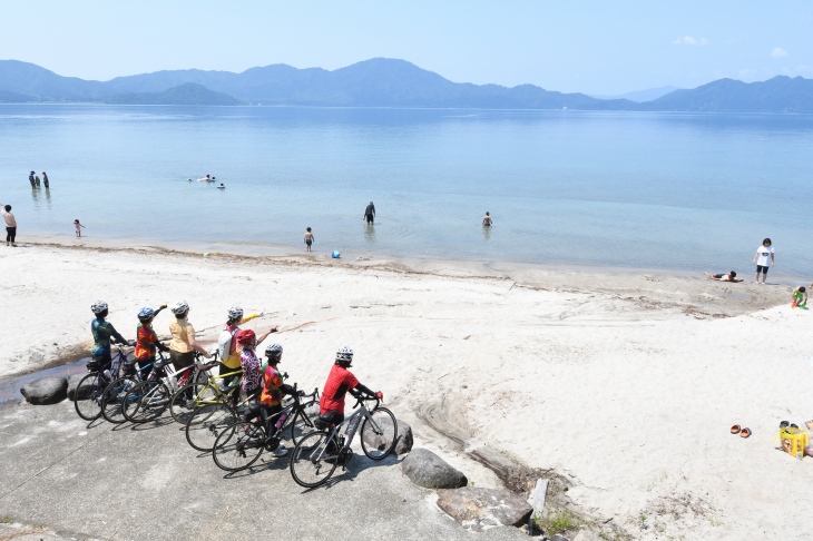 湖畔では湖水浴もさかん