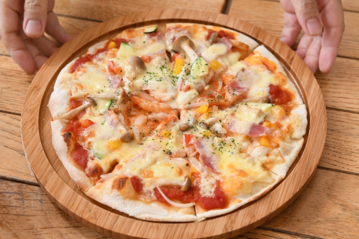 ”湖畔の杜レストラン・オラエ”の地元野菜が満載のピザ