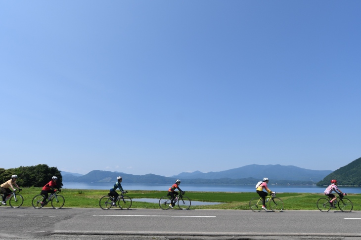 田沢湖沿いを走っていく