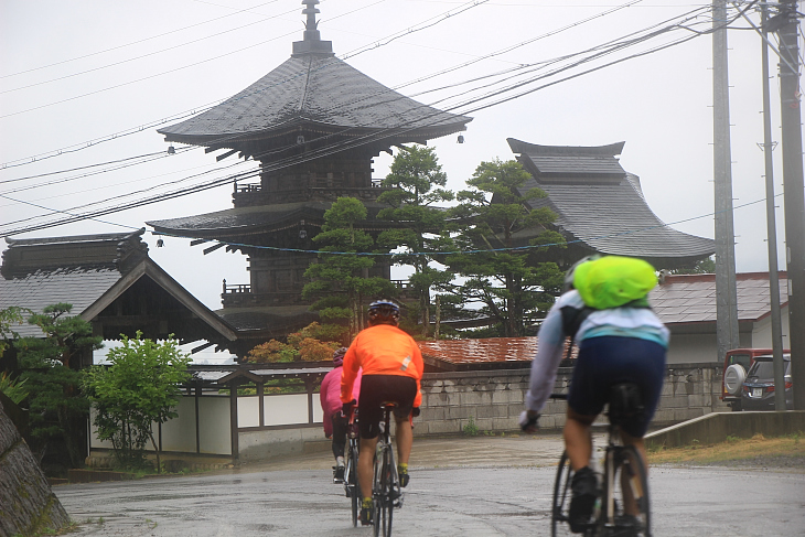 三重塔が目につく高山寺の前を通る