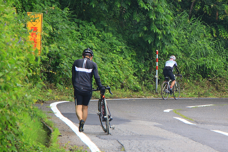 あまりのキツさに自転車を降りて押して歩く人も