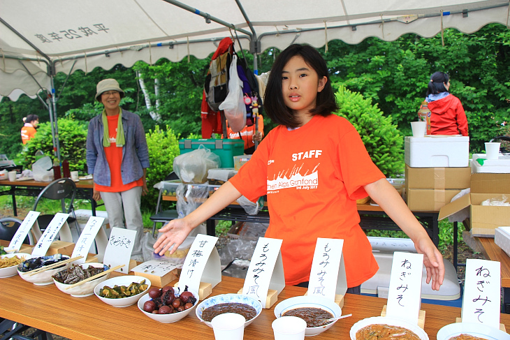 大峰高原エイドではおにぎりと各種漬物が用意された