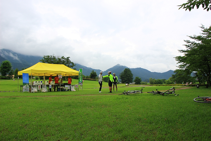 広い安曇野ちひろ公園の一画に松川エイドが用意された