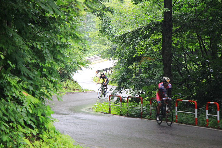 フィニッシュまでのラスト2kmのヒルクライムが始まる