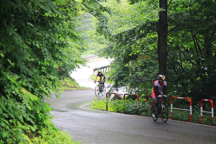 フィニッシュまでのラスト2kmのヒルクライムが始まる