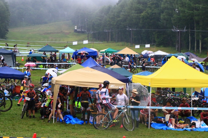 ピットエリアに張られたテントを雨が叩く