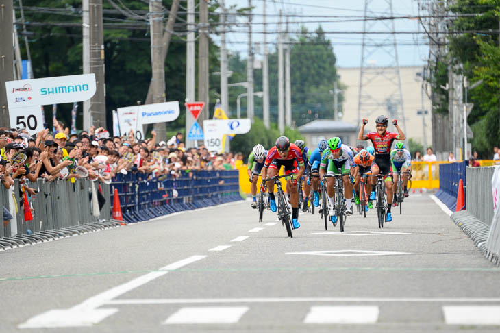 スプリントに入った小野寺玲（宇都宮ブリッツェン）を鈴木譲がガッツポーズで見送る