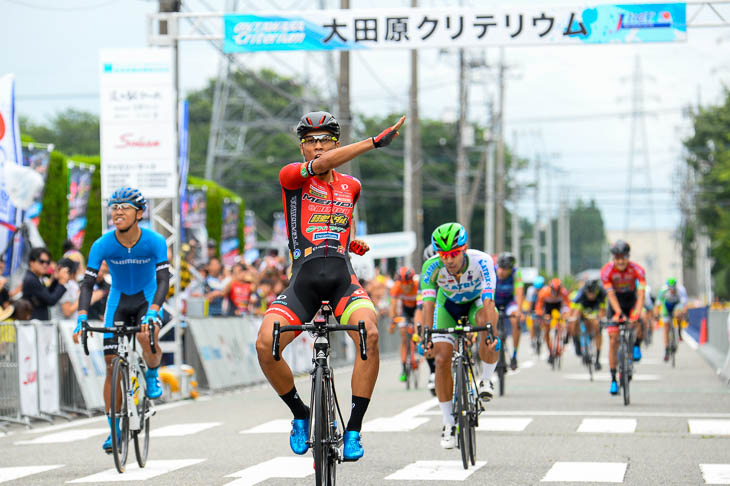 「オノデライダーポーズ」を決める小野寺玲（宇都宮ブリッツェン）