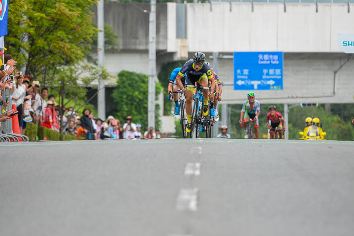 P1　横塚浩平（LEOMO Bellmare Racing team）を先頭にゴールへ