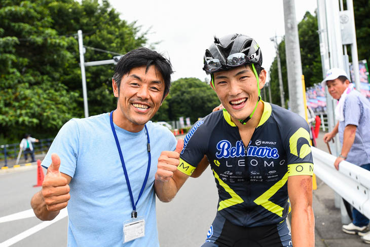 P1 勝った横塚浩平を出迎えた宮澤監督