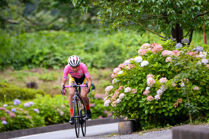 F コース沿道に咲くアジサイの花の中を行く唐見実世子(弱虫ペダルサイクリングチーム)