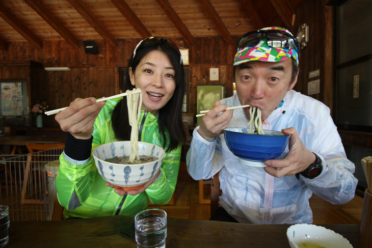 温泉ダシうどんはちょっと硫黄の臭いのする独特なうどんでした